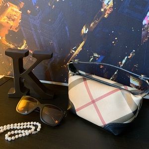 Small Burberry Handbag - good condition! ❤️